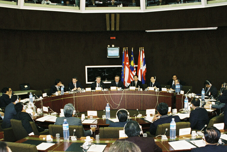 Fotografie 2: Asia - Europe Parliamentary  Partnership (ASEP) meeting in Strasbourg on April 1, 1996.