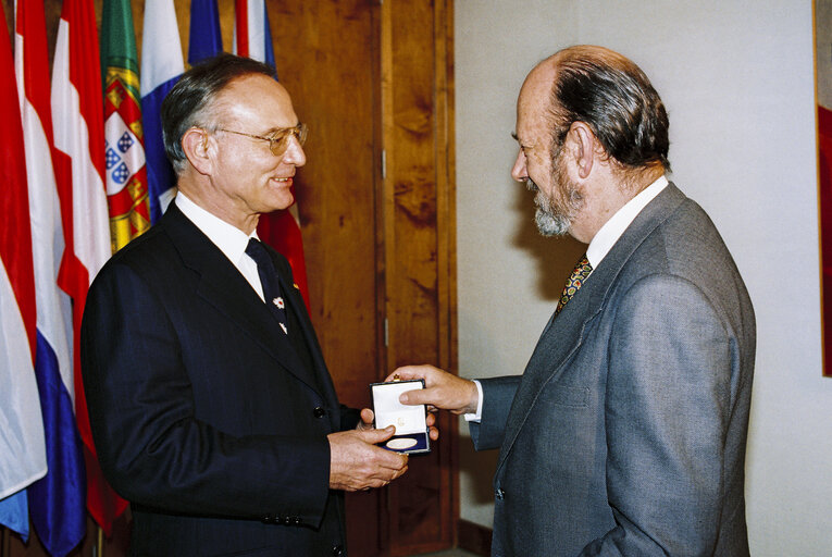 Valokuva 4: Handover of gifts to Klaus HANSCH and his wife