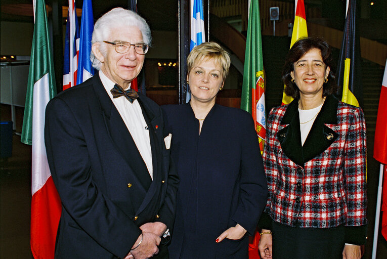 Снимка 6: MEPs Willy de CLERCQ, Annemie NEYTS UYTTEBROECK and Marie Paule KESTELIJN SIERENS