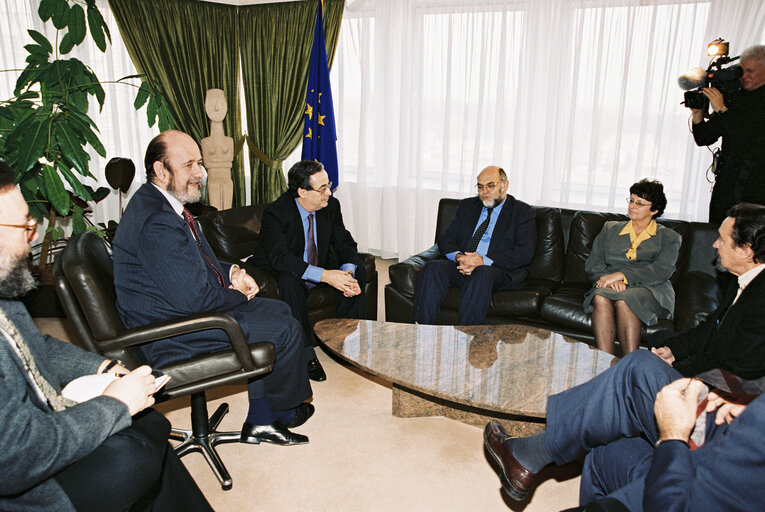 Foto 1: Meeting with Mr. Robert HUE, General Secretary of the FCP.