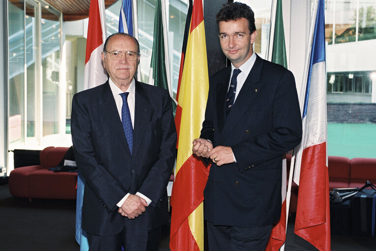 Fotografia 3: Gerardo FERNANDEZ-ALBOR and Karl HABSBOURG-LOTHRINGEN pose together in Strasbourg in July 1996.