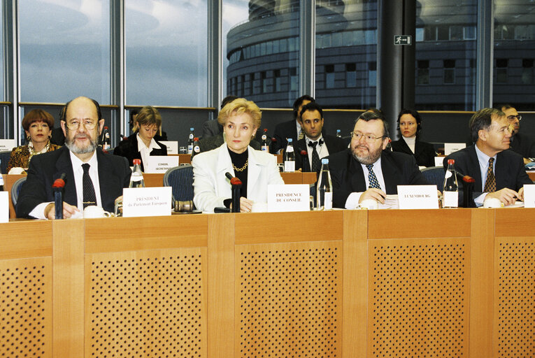 Photo 10 : Parliamentary Committee Meeting: Agreement on Socrates program