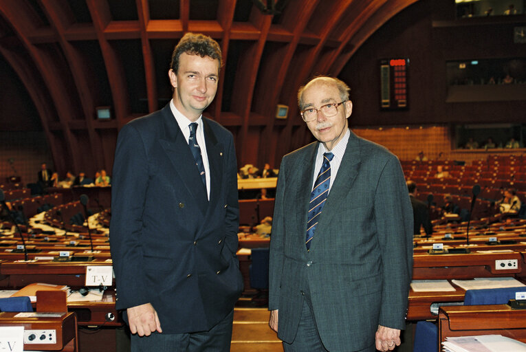 Fotografia 5: Karl HABSBOURG-LOTHRINGEN, Otto von HABSBURG pose together in Strasbourg in July 1996.