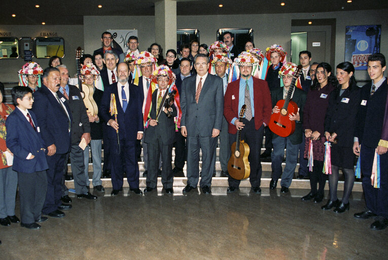 Fotografia 3: EP President meets with a group of people in traditionnal dress.