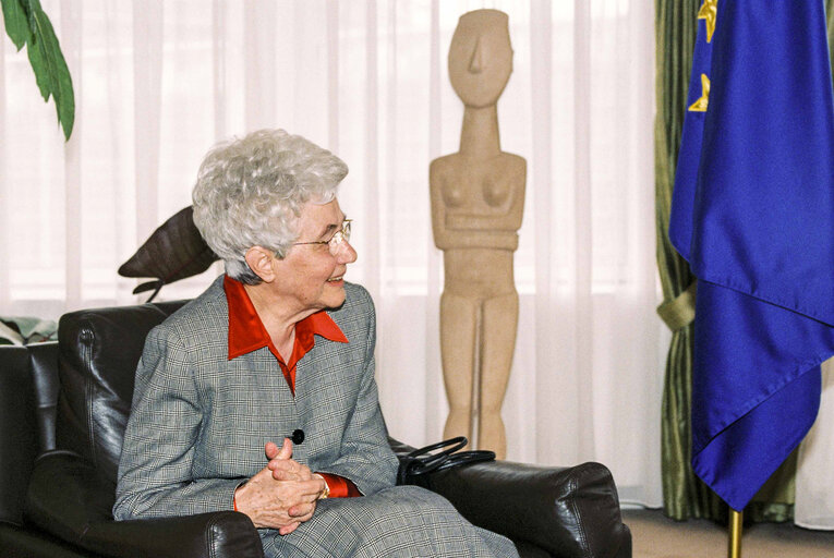 Suriet 8: EP President meets with Chiara LUBICH, presented with the 1998 Prize for Human Rights by the Council of Europe, for her work in defence of individual and social rights.