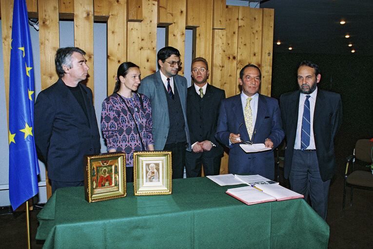 Zdjęcie 4: Christian icons are brought to the EP