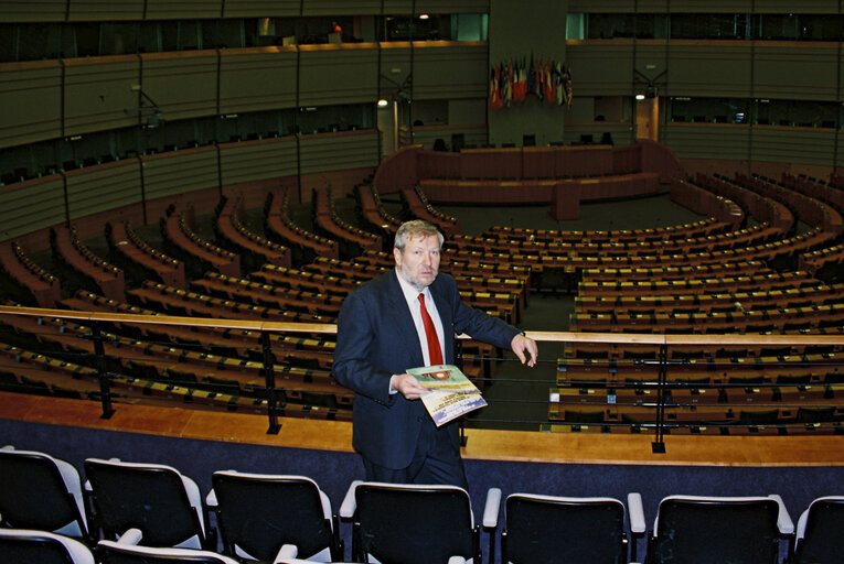 Valokuva 4: Portrait of MEP Luigi MORETTI in Brussels