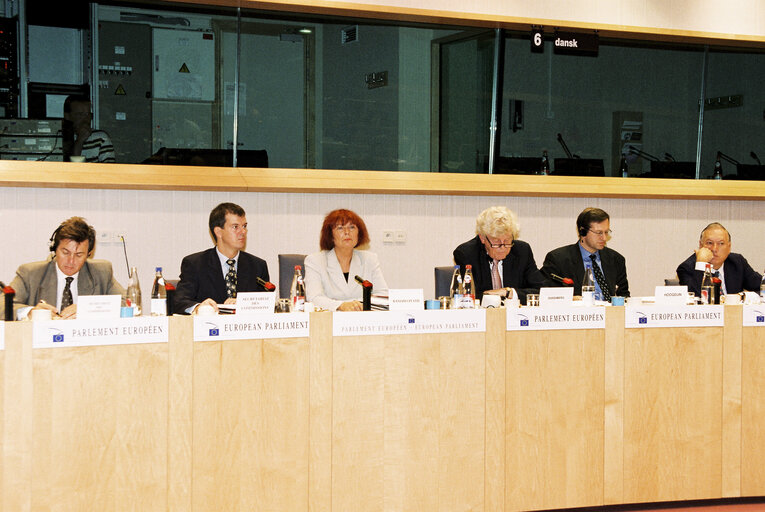 Photo 8 : President of the European Central Bank reports to the Monetary Affairs Subcomittee on the ECB's work to date.