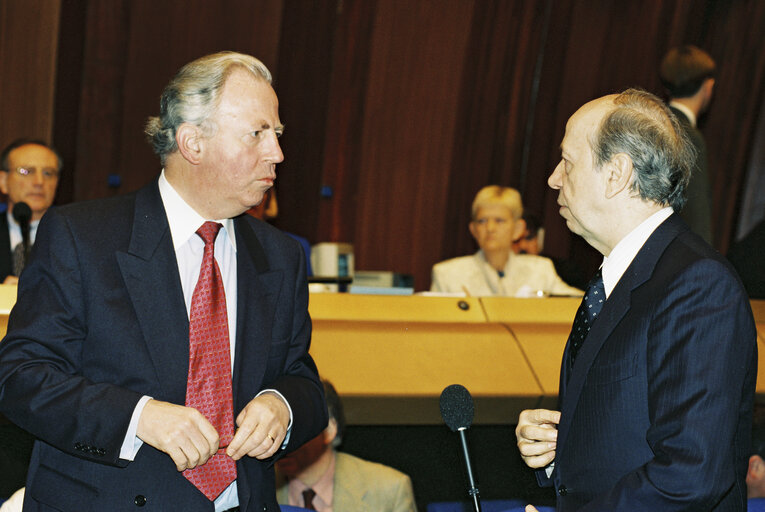 Fotografija 1: Jacques SANTER, EC President and Lamberto DINI, Italian Prime Minister during a session in Strasbourg in April 1996.