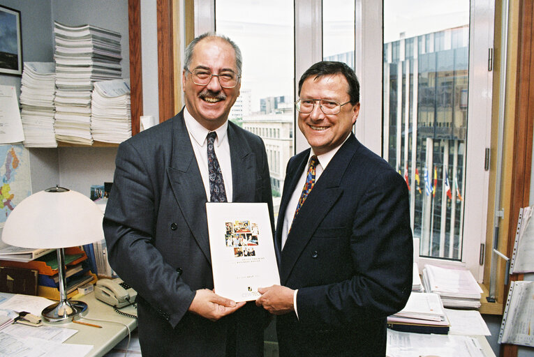 Foto 2: MEP Lyndon H.A. HARRISON with a guest of CEWTEC in May 1996