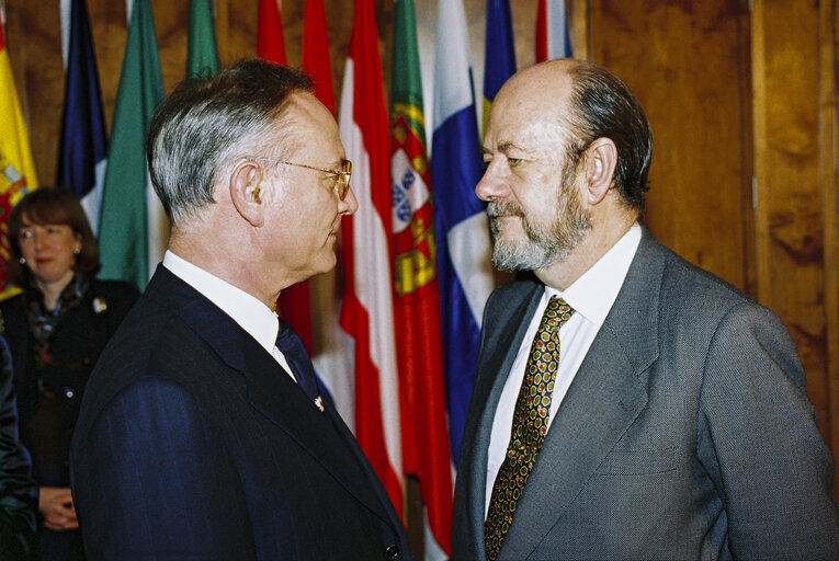 Foto 5: Handover of gifts to Klaus HANSCH and his wife