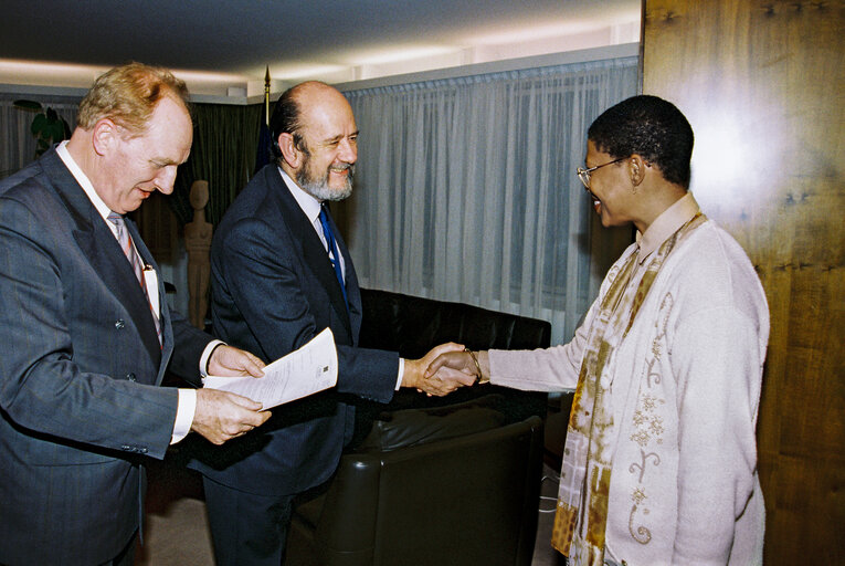 Foto 5: Meeting with Jose Maria GIL ROBLES GIL DELGADO EP President in his office at Strasbourg