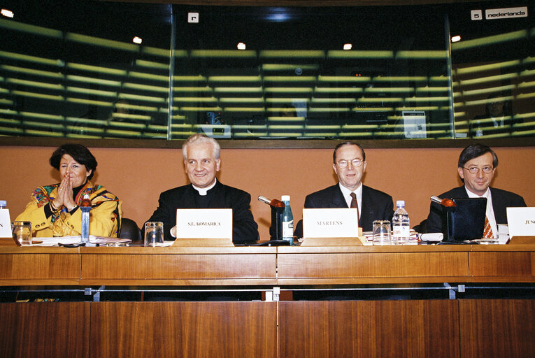 Fotó 18: Bishop Komarica from Banja Luka (Bosnia) awarded Robert Schuman Medal of the EPP Group in the European Parliament