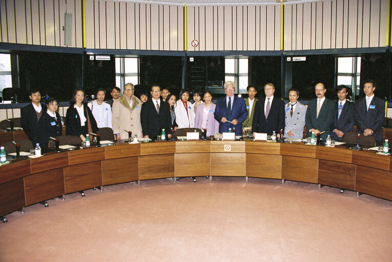 Foto 9: Subcommittee on Human Rights of the European Parliament meets with a delegation and the Executive President of the Federation of the communities of the free Vietnamese abroad