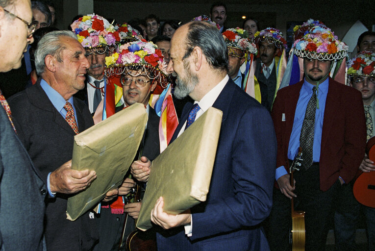 EP President meets with a group of people in traditionnal dress.