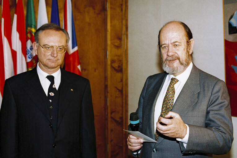 Valokuva 6: Handover of gifts to Klaus HANSCH and his wife