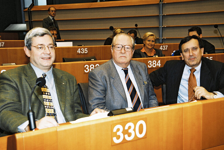 Fotografie 2: Bruno GOLLNISCH, Jean Marie LE PEN,  Jean Claude MARTINEZ in Plenary session at Brussels