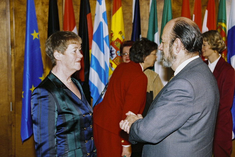 Φωτογραφία 2: Handover of gifts to former EP President and his wife