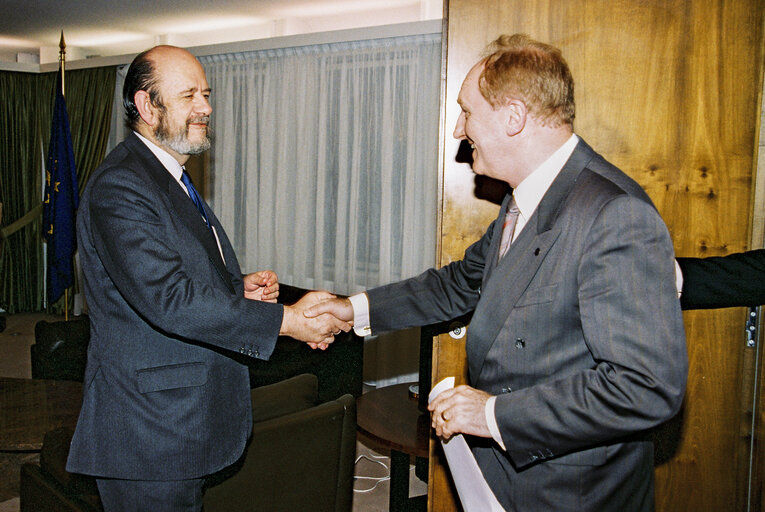 Foto 8: Meeting with Jose Maria GIL ROBLES GIL DELGADO EP President in his office at Strasbourg