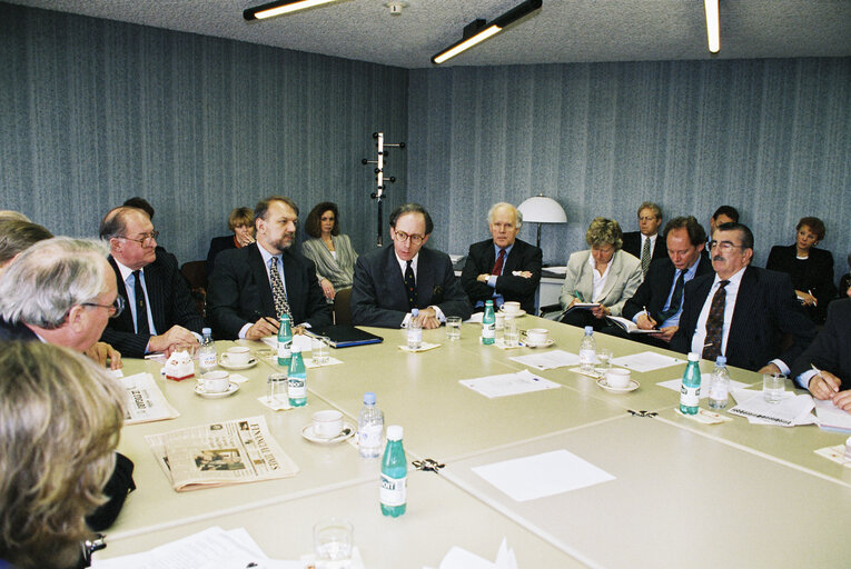 Fotografie 12: British MEPs of the EPP group meet with the Secretary of State for Foreign and Commonwealth Affairs of the United Kingdom