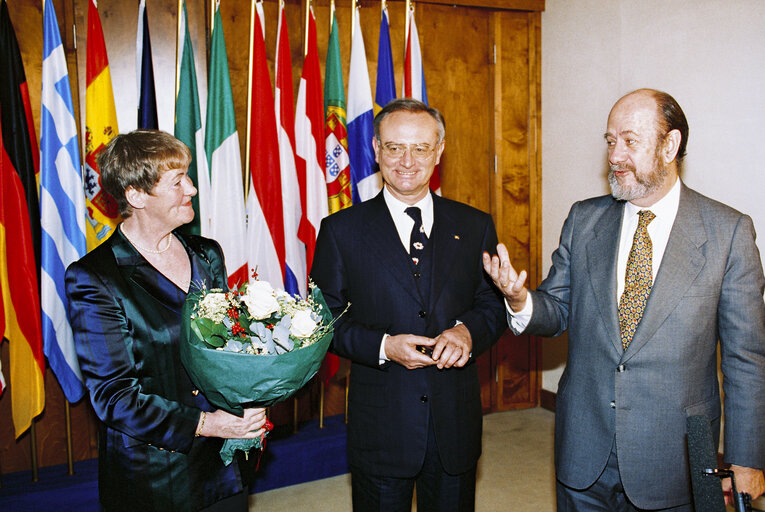 Foto 7: Handover of gifts to Klaus HANSCH and his wife