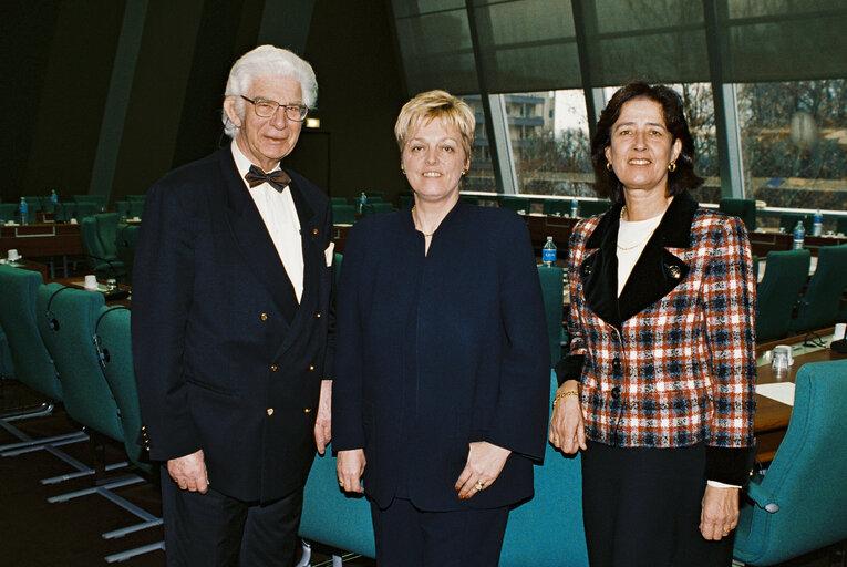 Снимка 9: MEPs Willy de CLERCQ, Annemie NEYTS UYTTEBROECK and Marie Paule KESTELIJN SIERENS