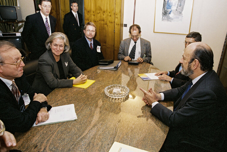 Foto 9: Meeting with Jose Maria GIL ROBLES GIL DELGADO EP President in his office at Strasbourg