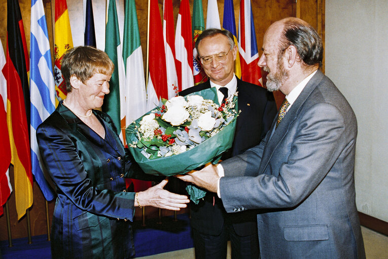 Φωτογραφία 8: Handover of gifts to Klaus HANSCH and his wife