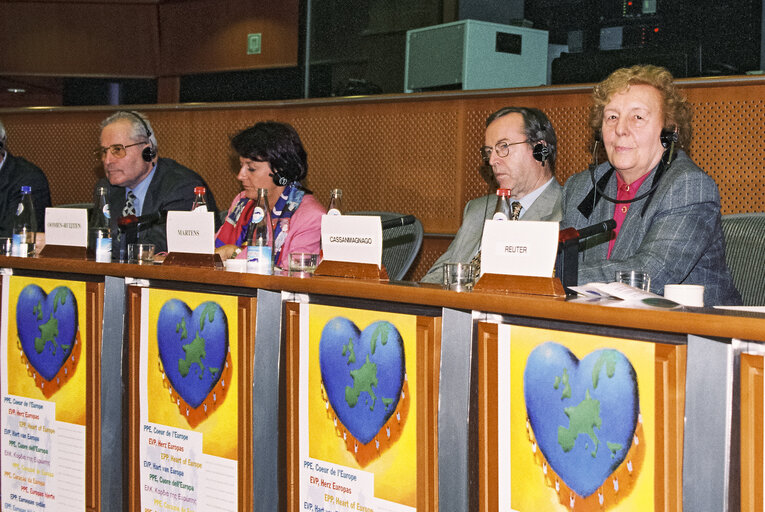 Foto 2: Group of the European People's Party meeting at the European Parliament in Brussels - Senior Citizens in the 21st century