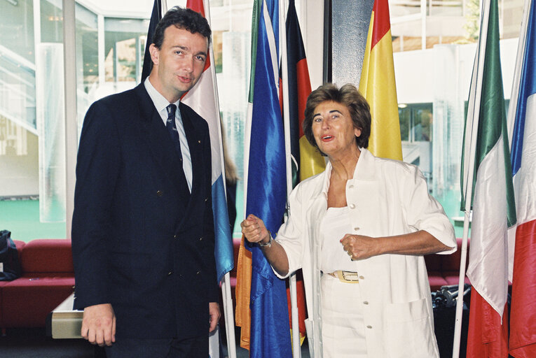 Valokuva 6: Karl HABSBOURG-LOTHRINGEN, Ursula SCHLEICHER pose together in Strasbourg in July 1996.