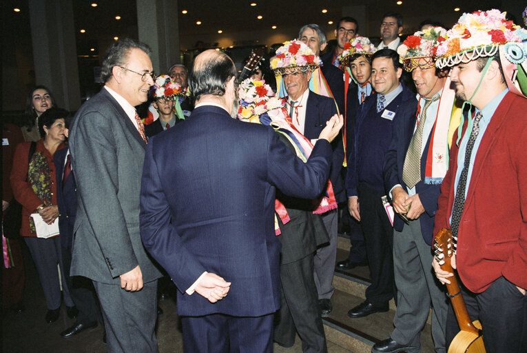 Fotografija 5: EP President meets with a group of people in traditionnal dress.