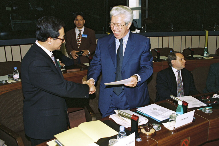 Foto 3: Chairman of Subcommittee on Human Rights meets with a delegation and the Executive President of the Federation of the communities of the free Vietnamese abroad