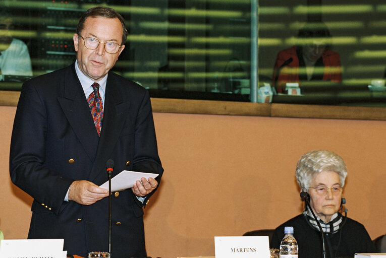 Suriet 5: Address of welcome by Chairman of the Group of the European People's Party to Chiara Lubich, before she receives the European Prize for Human Rights from the Council of Europe