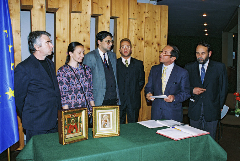 Zdjęcie 6: Christian icons are brought to the EP