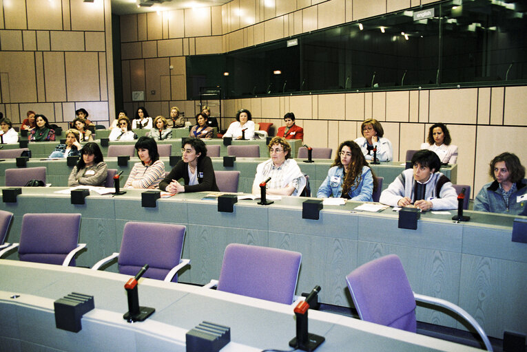 Photo 3: Spanish MEPs meet with visitors in Strasbourg