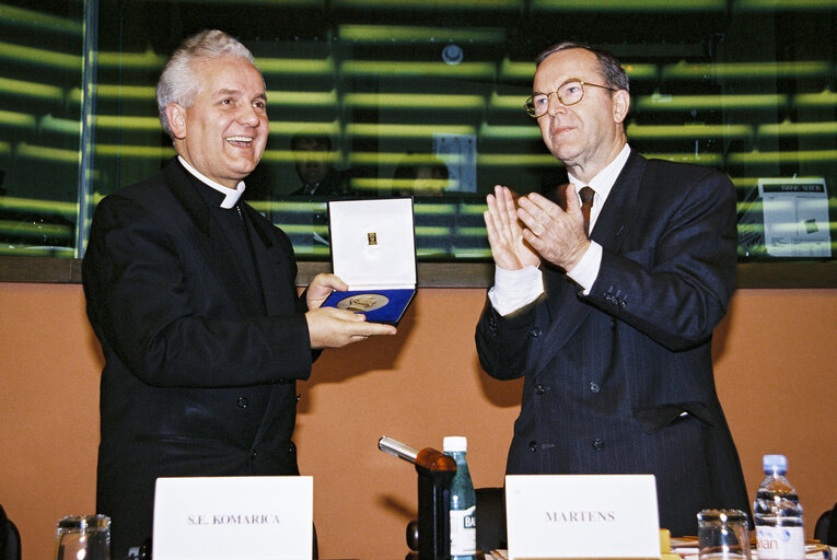 Fotó 17: Bishop Komarica from Banja Luka (Bosnia) awarded Robert Schuman Medal of the EPP Group in the European Parliament