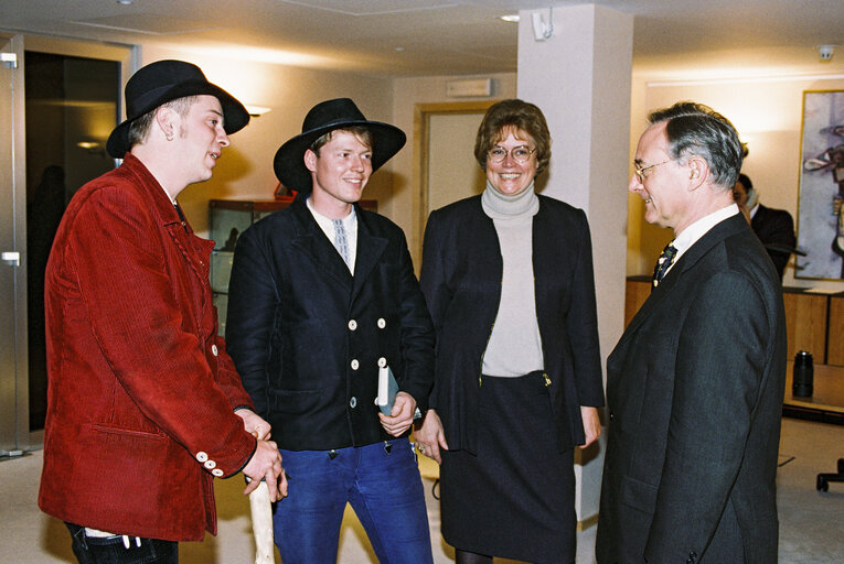 Valokuva 6: EP President meets with German youngsters taking part in the Youth Conference in Brussels