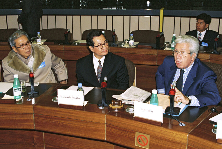 Foto 4: Chairman of Subcommittee on Human Rights meets with a delegation and the Executive President of the Federation of the communities of the free Vietnamese abroad