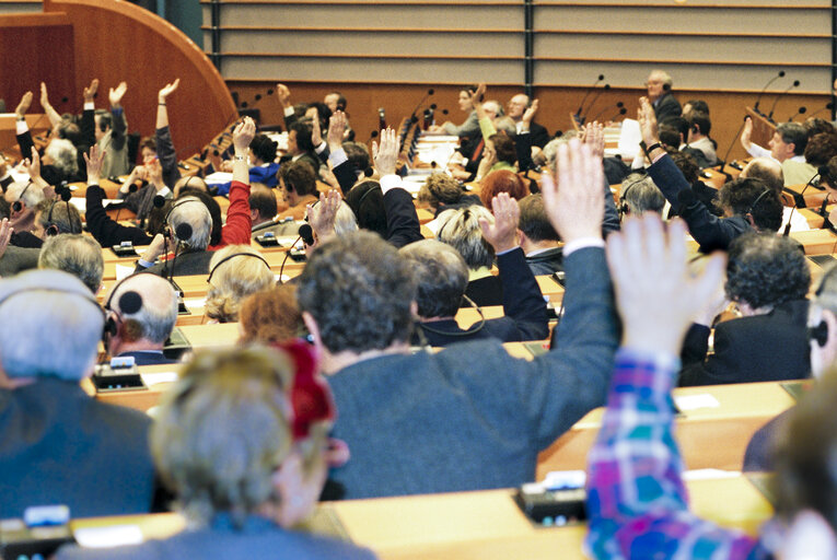 Fotografie 3: MEPs voting at the EP in Brussels.