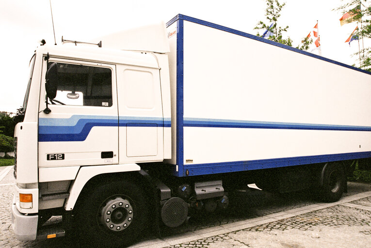 Fotografie 3: Truck in front of the European Parliament in Luxembourg