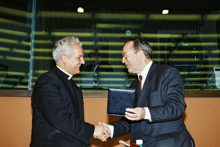 Fotó 15: Bishop Komarica from Banja Luka (Bosnia) awarded Robert Schuman Medal of the EPP Group in the European Parliament