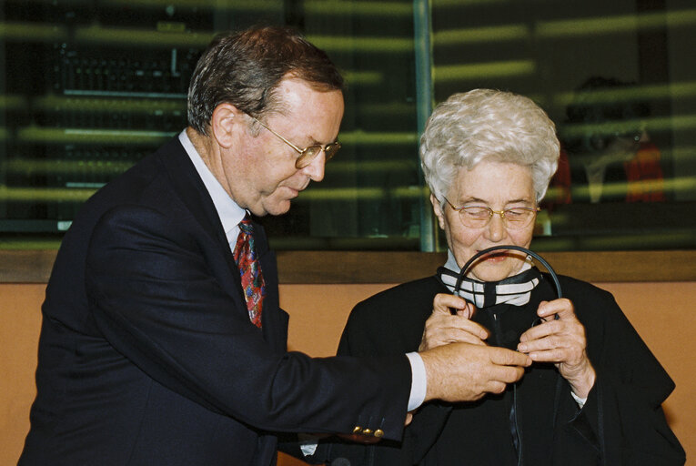 Suriet 7: Address of welcome by Chairman of the Group of the European People's Party to Chiara Lubich, before she receives the European Prize for Human Rights from the Council of Europe