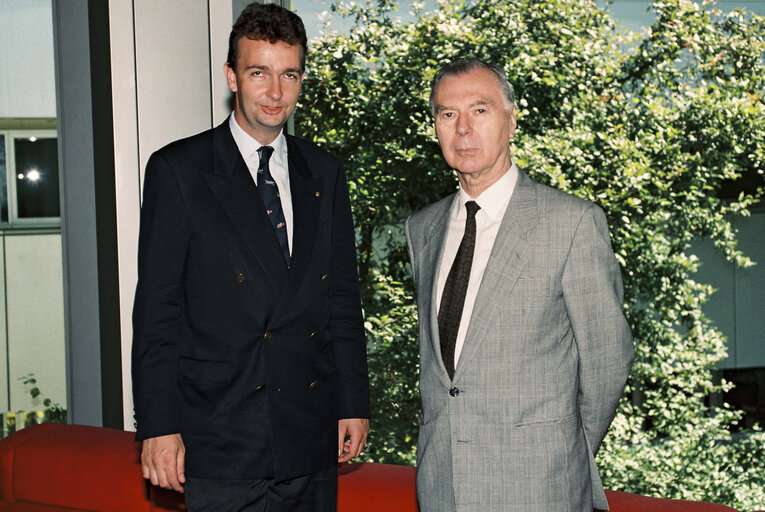 Valokuva 4: Karl HABSBOURG-LOTHRINGEN, Leo C. TINDEMANS pose together in Strasbourg in July 1996.