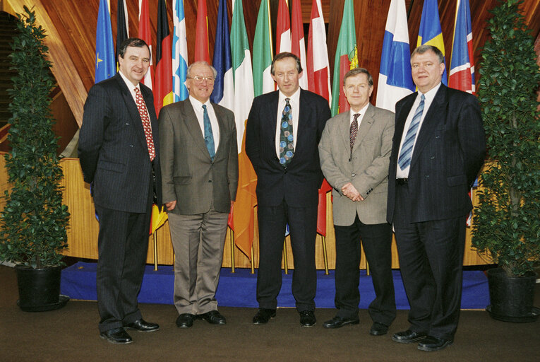 Fotografija 10: MEPs Alan Leslie GILLIS, John Joseph McCARTIN and John Walls CUSHNAHAN at the European Parliament in Strasbourg