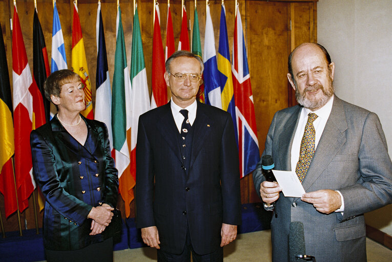 Φωτογραφία 9: Handover of gifts to Klaus HANSCH and his wife