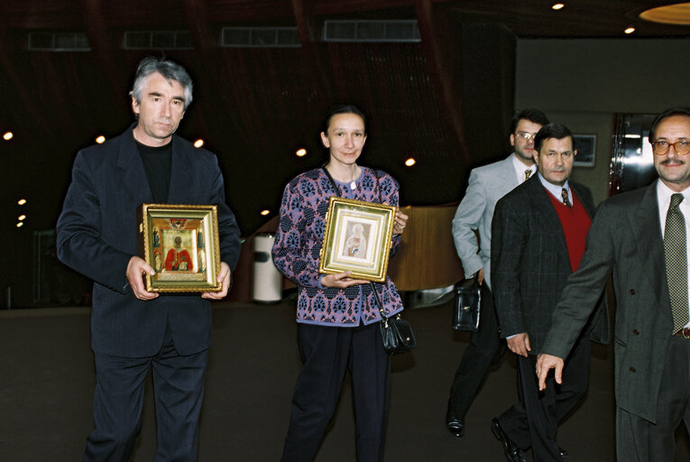 Zdjęcie 8: Christian icons are brought to the EP