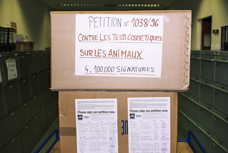 Nuotrauka 1: Petition against cosmetic testing on animals