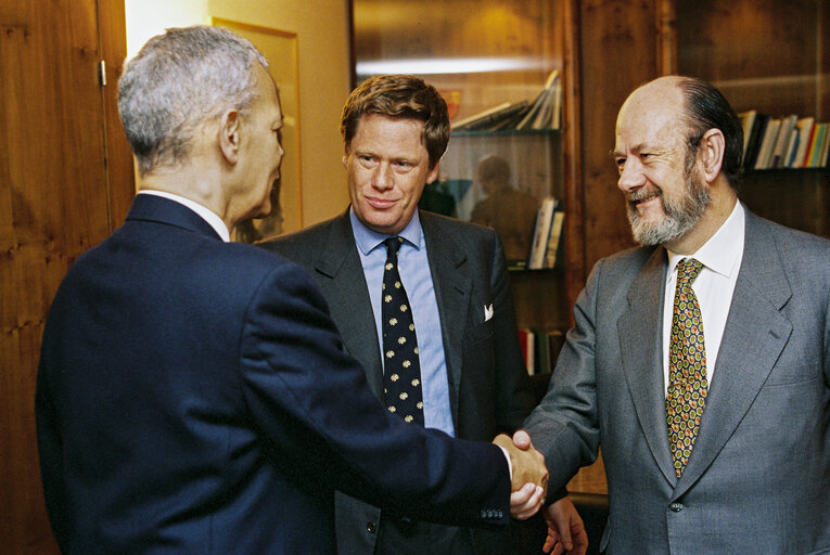 Foto 2: Jose Maria GIL ROBLES GIL DELGADO EP President meets Gianfranco DELL ALBA and some guest in his office