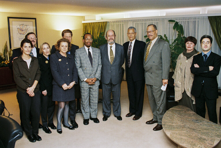 Foto 1: Gianfranco DELL ALBA and Jose Maria GIL ROBLES GIL DELGADO EP President with guests in the president's office