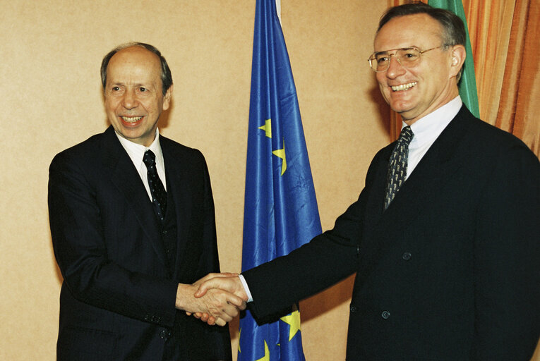 Fotografija 3: Lamberto DINI, Italian Prime Minister meets with Klaus HANSCH EP President in Strasbourg in April 1996.